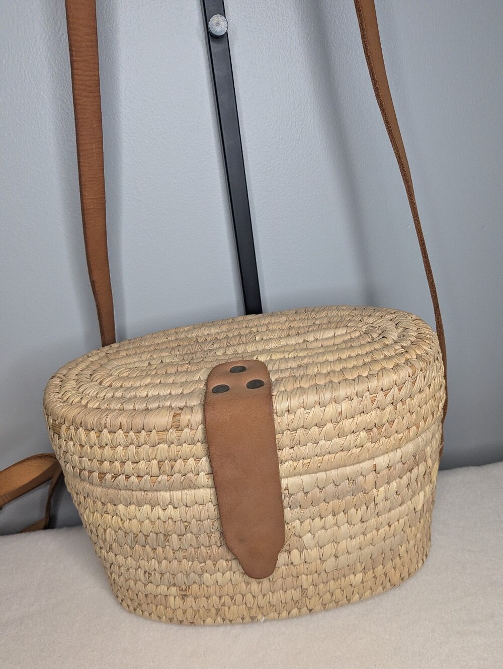Handwoven Straw Basket Bag Crossbody Shoulder Purse Handwoven Leather Strap Vtg